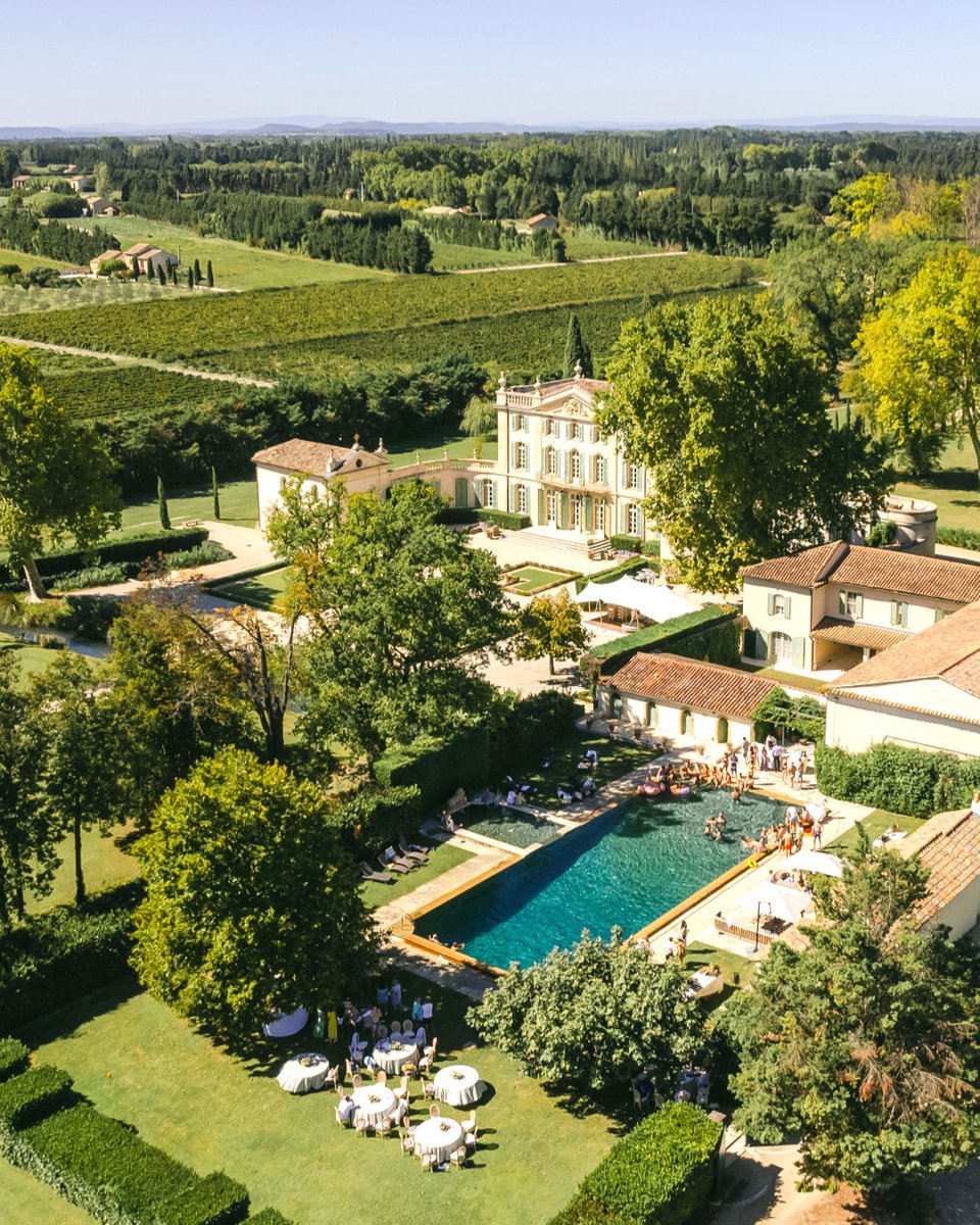 hdmoments's tweet photo. Here is the throwback to our most fantastic time there, filming a Sunday recovery lunch after a night of wedding bliss. You can feel the poolside atmosphere's serenity as everyone enjoys their lunch and swim.
#chateaudetourreau​​​​​​​​​​​​​​​​ #provancewedding https://t.co/gHYj0pBarJ