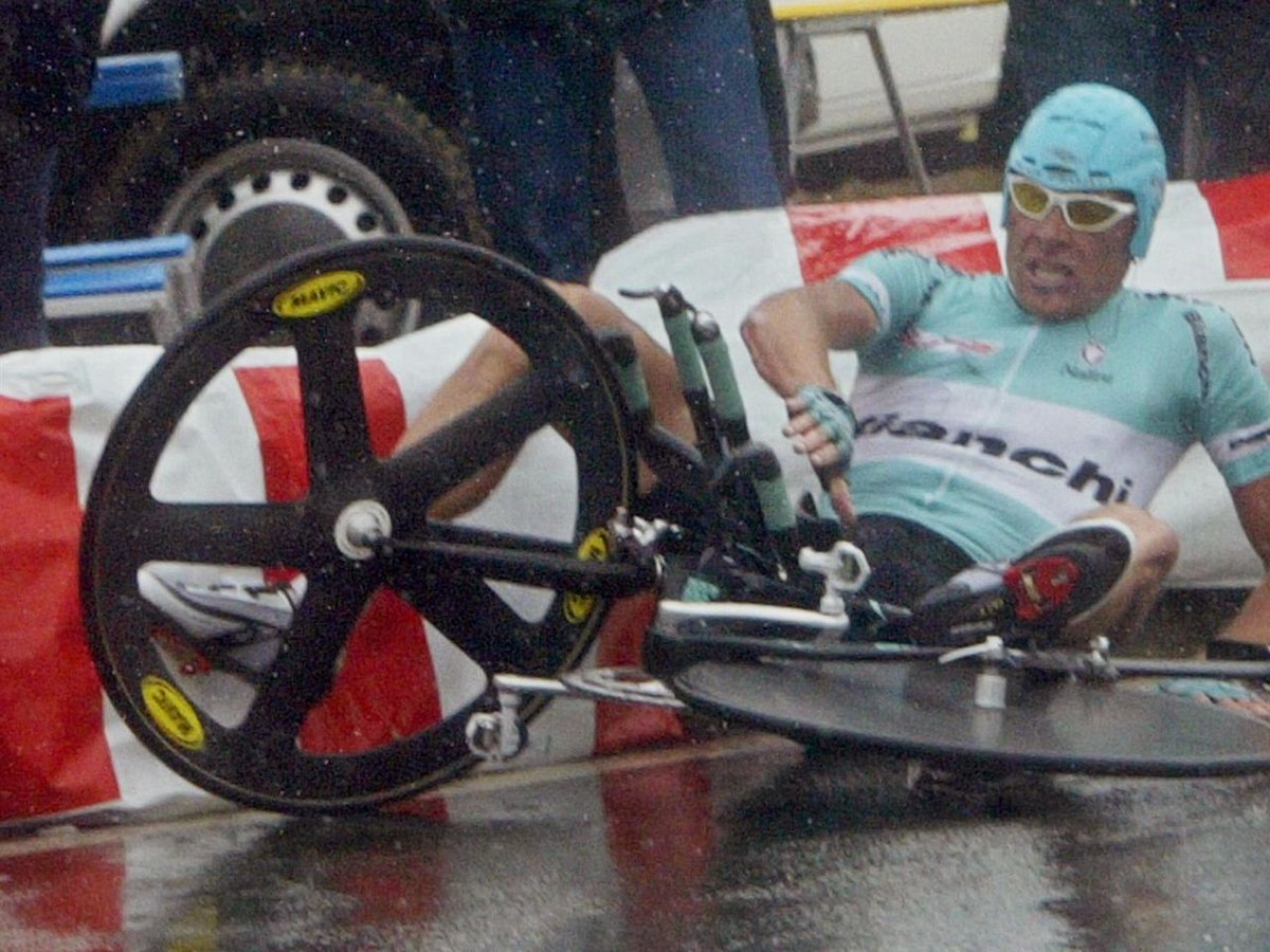 TousPoulidor's tweet photo. 26 juillet 2003.  CLM Pornic-Nantes (49 km). Avant dernière étape du Tour. A seulement 1'05'' du maillot jaune Lance Armstrong, Jan Ullrich avait devancé l'Américain de 1'36  à Cap Découverte sur 47km. Mais cette fois, la pluie, la meilleure ennemie de l'Allemand, s'en mêle... https://t.co/iC997uJXyb