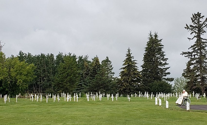 A year ago today, Pope Francis issued a formal apology in Maskwacis after praying at the Ermineskin Cemetery, close to the site of one of the largest residential schools in Canada. The Holy Father's full remarks: https://t.co/aicHGmEMXu #WalkingTogether https://t.co/3PzP9tLQ9z