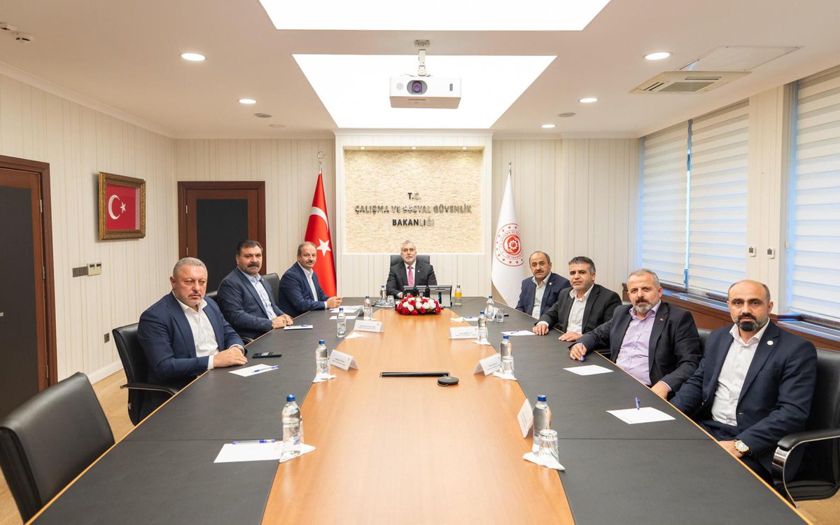 sagliksen's tweet photo. Sağlık-Sen Genel Başkanı Mahmut Faruk Doğan ve Yönetim Kurulu Üyeleri, Çalışma ve Sosyal Güvenlik Bakanı Vedat Işıkhan’ı ziyaret ederek, 7. Dönem Toplu Sözleşme Teklifleri hakkında detaylı bilgi verdi.
⤵️
https://t.co/Ak84GVenQR https://t.co/wgd3jRBzdp
