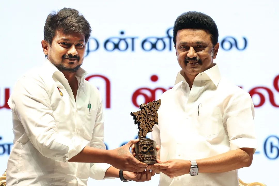 skbatcha7777's tweet photo. @Udhaystalin @mkstalin அன்று : தமிழ் மொழியை தலைநிமிர செய்தவர் முத்தமிழ் அறிஞர் #கலைஞர்..✍🏿
இன்று :தமிழகத்தையே தலை நிமிர செய்த நமது #தலைவர் மற்றும் #இளம்தலைவர்...🖤❤️
#picoftheday...💚💚💚 https://t.co/PUeM4WexY1