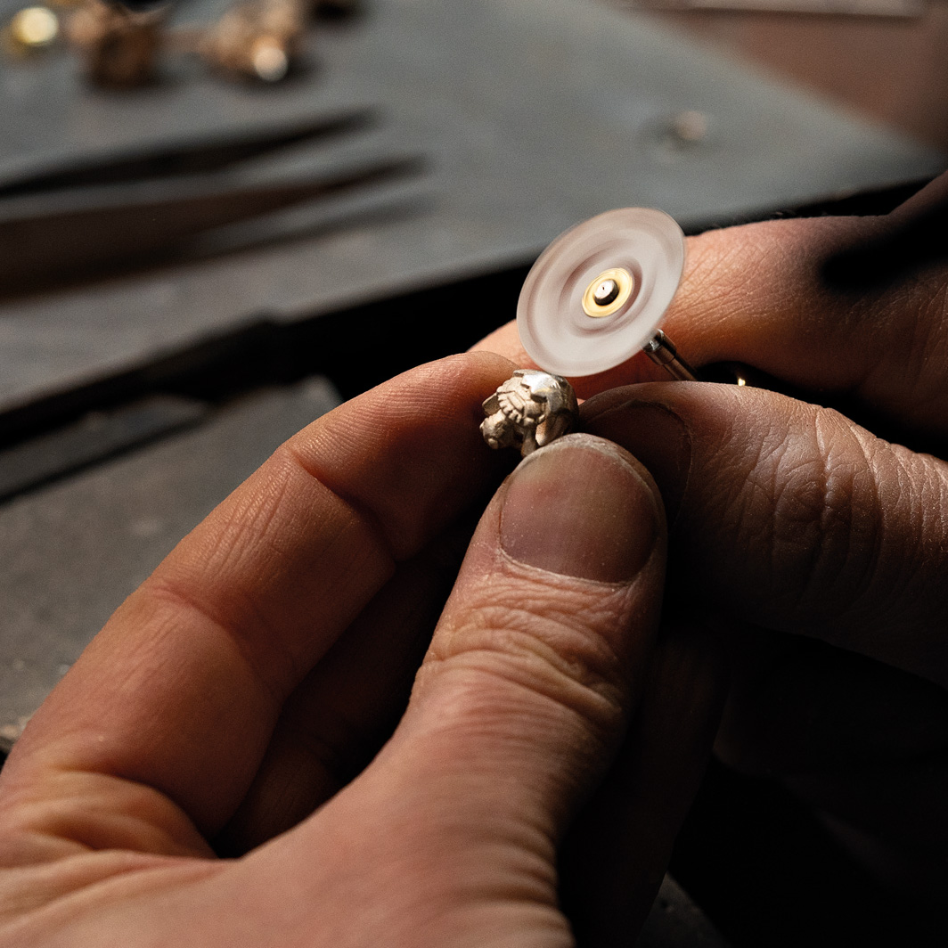 Get ready to be mesmerised by Trollbeads craftsmanship: Exquisitely handcrafted and perfectly fitted to your jewellery. It takes precision and control to make Trollbeads silver beads. 🔥 #trollbeads #trollbeadsofficial #sterlingsilver #everystoryhasabead #gemstones #glass #danish