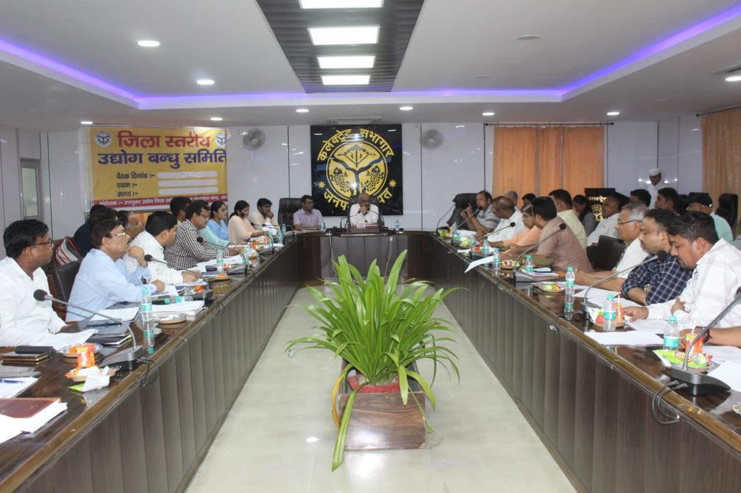 आज उद्यमियों के साथ  जिला उद्योग बंधु की बैठक कर संबंधित को दिए आवश्यक निर्देश।