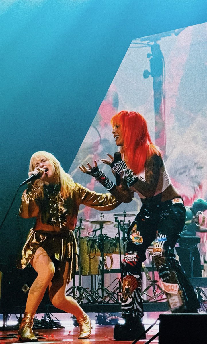 butiiloveu's tweet photo. a picture could not contain the way it feels #ParamoreLA2 https://t.co/fIGJeAODXa