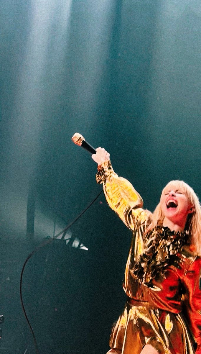 butiiloveu's tweet photo. a picture could not contain the way it feels #ParamoreLA2 https://t.co/fIGJeAODXa