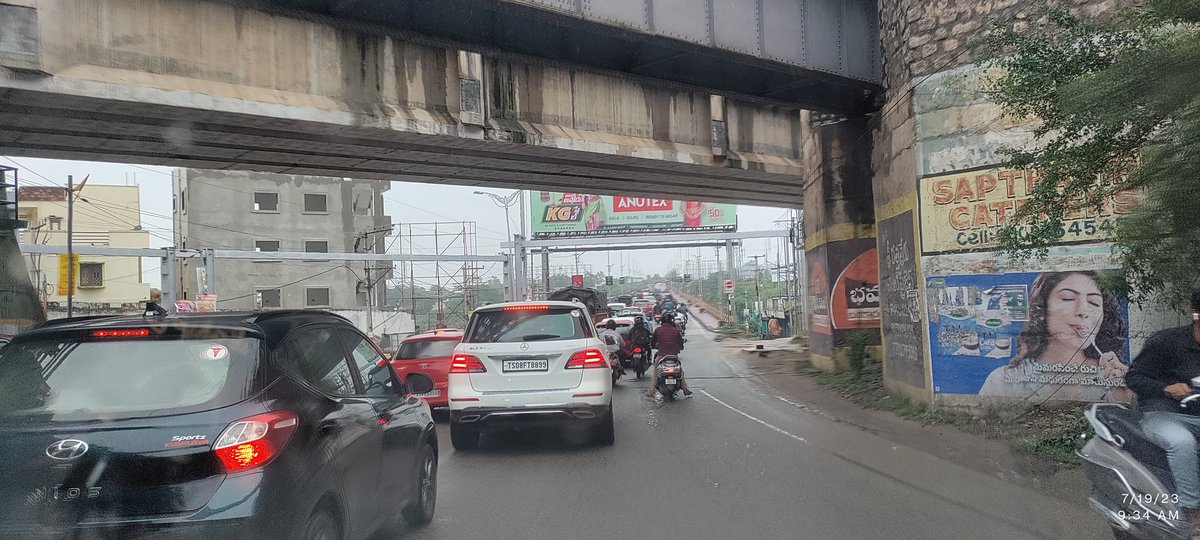 amancharlav's tweet photo. @KTRBRS Sir, please see the plight of commuters crossing RKpuram flyover; this is a daily affair whether rain or not. Many employees from Dammaiguda, ECIL, ASRao Nagar, Sainikpuri use this bridge (with lot of potholes)
Request a parallel flyover is built like in Nagole/Chadhrgat https://t.co/nctK5EKnSH