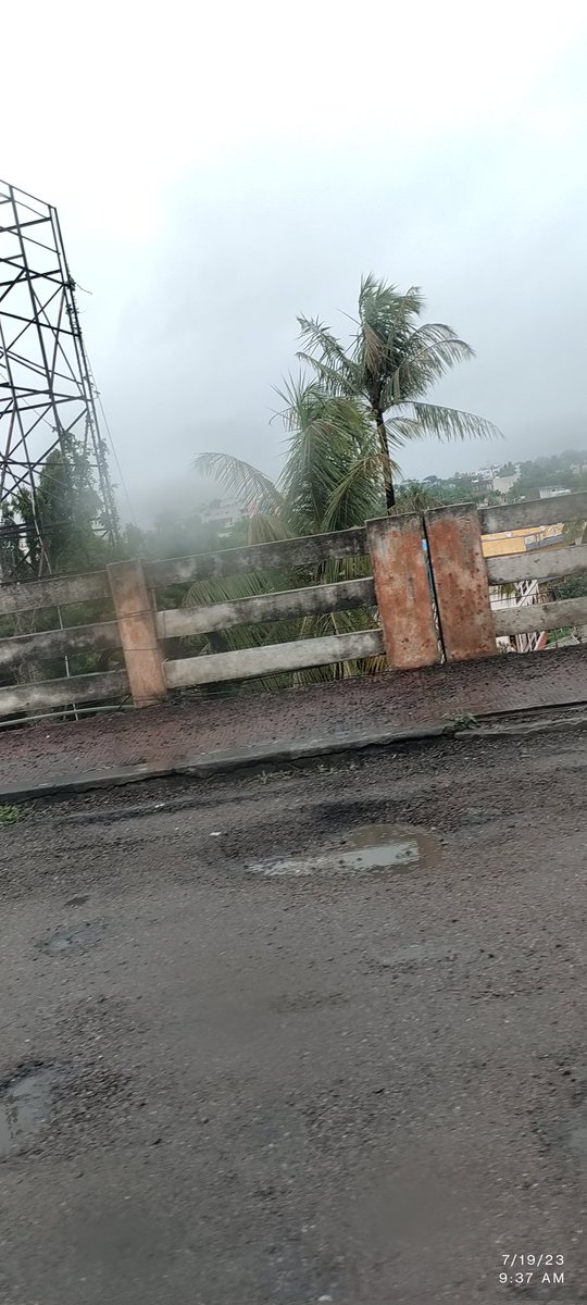 amancharlav's tweet photo. @KTRBRS Sir, please see the plight of commuters crossing RKpuram flyover; this is a daily affair whether rain or not. Many employees from Dammaiguda, ECIL, ASRao Nagar, Sainikpuri use this bridge (with lot of potholes)
Request a parallel flyover is built like in Nagole/Chadhrgat https://t.co/nctK5EKnSH