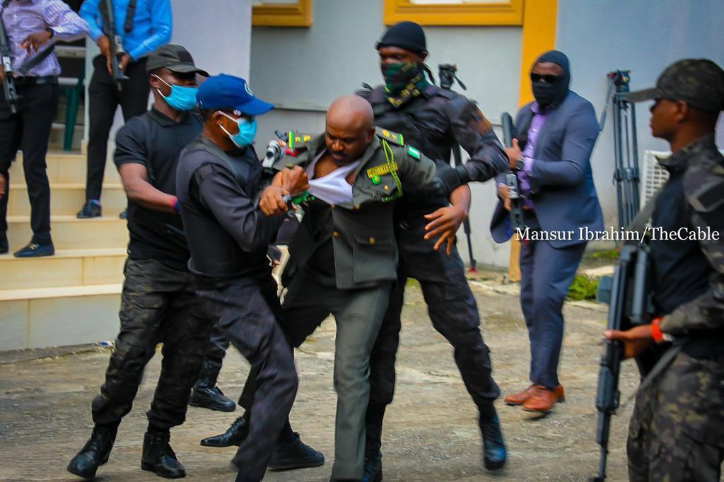 BwalaDaniel's tweet photo. This happened today in the Federal Republic of Nigeria. 

Anybody who wears the uniform symbolizes the authority of the republic and works in the name of the president who is the head of the republic. Those who assault law enforcement are liable to prosecution by our law; alas, this was done to him by his comrades in the law enforcement platform allegedly while he was carrying out A LAWFUL ORDER. What a sad day