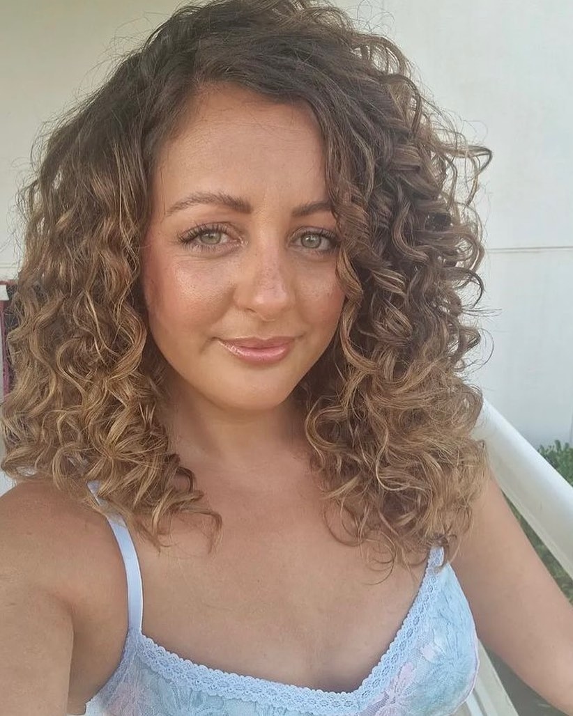 BounceCurl's tweet image. A selfie📸 
from a customer who has just started there journey with #bouncecurl look at them ➰curls➰ 

#hairproductsً #happytuesdayeveryone 📷 @just2curls