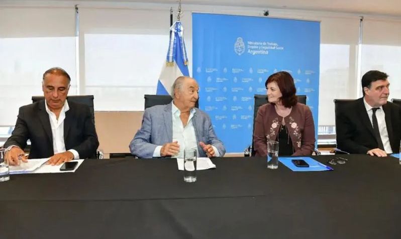 PARITARIAS: BÁSICO DE 286.000 PARA EMPLEADOS/AS DE COMERCIO

La #FAECYS, que conduce nuestro Secretario General, Cro. Armando Cavalieri, cerró un nuevo acuerdo paritario de julio a septiembre, que llevará el básico de nuestro sector a 286.000 pesos. 

sec.org.ar/novedades.php?…