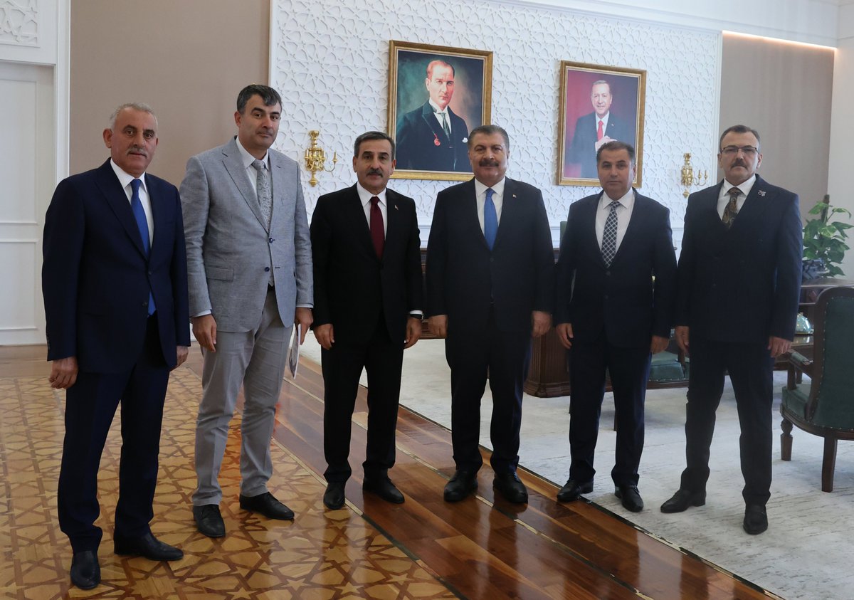 OnderKahveci's tweet photo. Sağlık Bakanı olarak yeniden atanan Sayın Dr. Fahrettin Koca’yı ziyaret ederek hayırlı olsun dileklerimizi ilettik. Ziyaretimizde Sayın Bakana sağlık çalışanlarının sorun ve taleplerini içeren bir rapor sunduk. 
➡️Taban ve teşvik ödemelerinin yetersiz kaldığına dikkat çekerek bu ödemelerin arttırılması, 
➡️Aile sağlığı çalışanlarının sözleşme ücretleri ile teşvik ve destek ödemelerinin yükseltilmesi,
➡️Sabit ek ödemelerin gelir matrahının dışında tutulması,  
➡️İcap nöbeti ücretlerinin tüm çalışanlara ödenerek, icap nöbeti tanımının yeniden düzenlenmesi,
➡️Promosyonlarda para puanlar başta olmak üzere yaşanan sorunların giderilmesi,
➡️Döner sermayeden maaş alan personellerin tüm ödemelerinin genel bütçeden yapılması, 
➡️Mazeret tayinleri başta olmak üzere tüm tayin ve atama işlemlerinin hızlı bir şekilde gerçekleştirilerek sonuçlandırılması başta olmak çalışanların taleplerini ilettik.
Kendilerine çalışanlar adına aktardığımız meselelere gösterdiği hassasiyet için teşekkür  
ediyoruz. 
@drfahrettinkoca