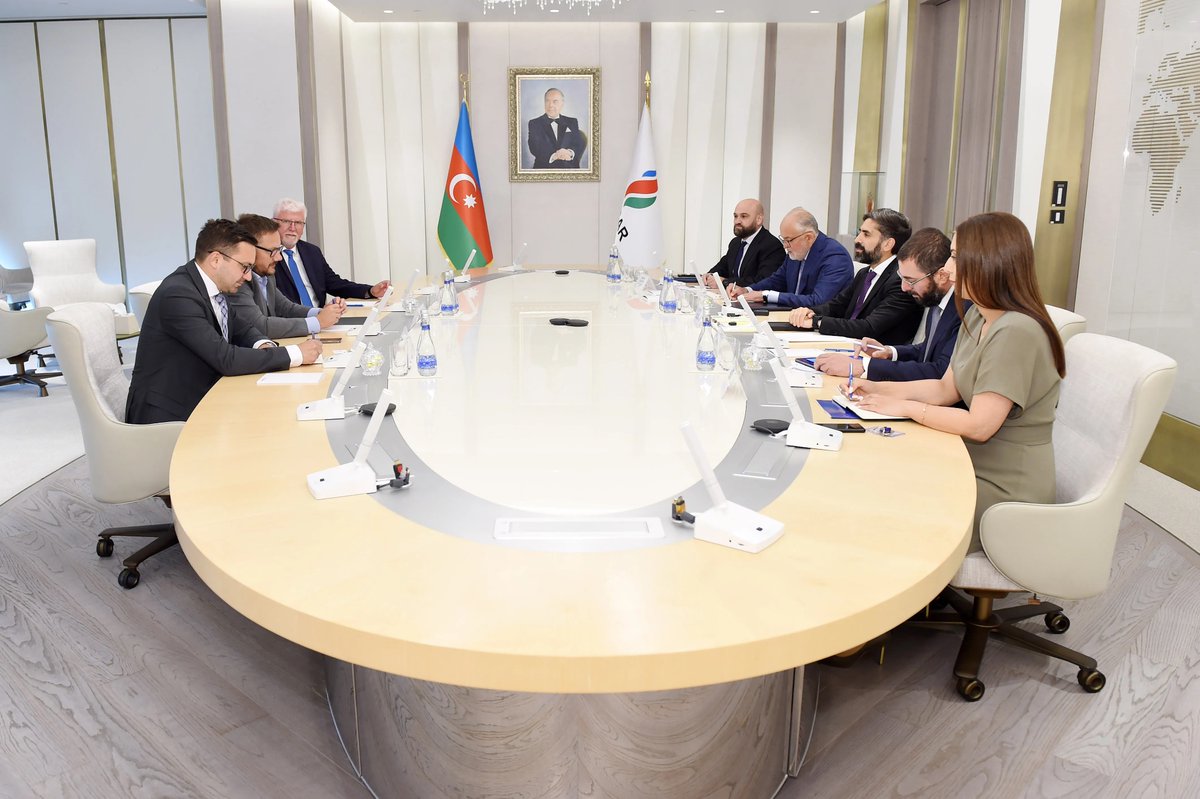 SOCARofficial's tweet photo. #SOCAR|ın prezidenti “#MOLGroup” şirkətinin strateji əməliyyatlar və korporativ inkişaf üzrə icraçı vitse-prezidenti ilə görüşüb.

⬇️⬇️⬇️

🔗https://t.co/IS8SbbKQQp https://t.co/feaVtgGEsR