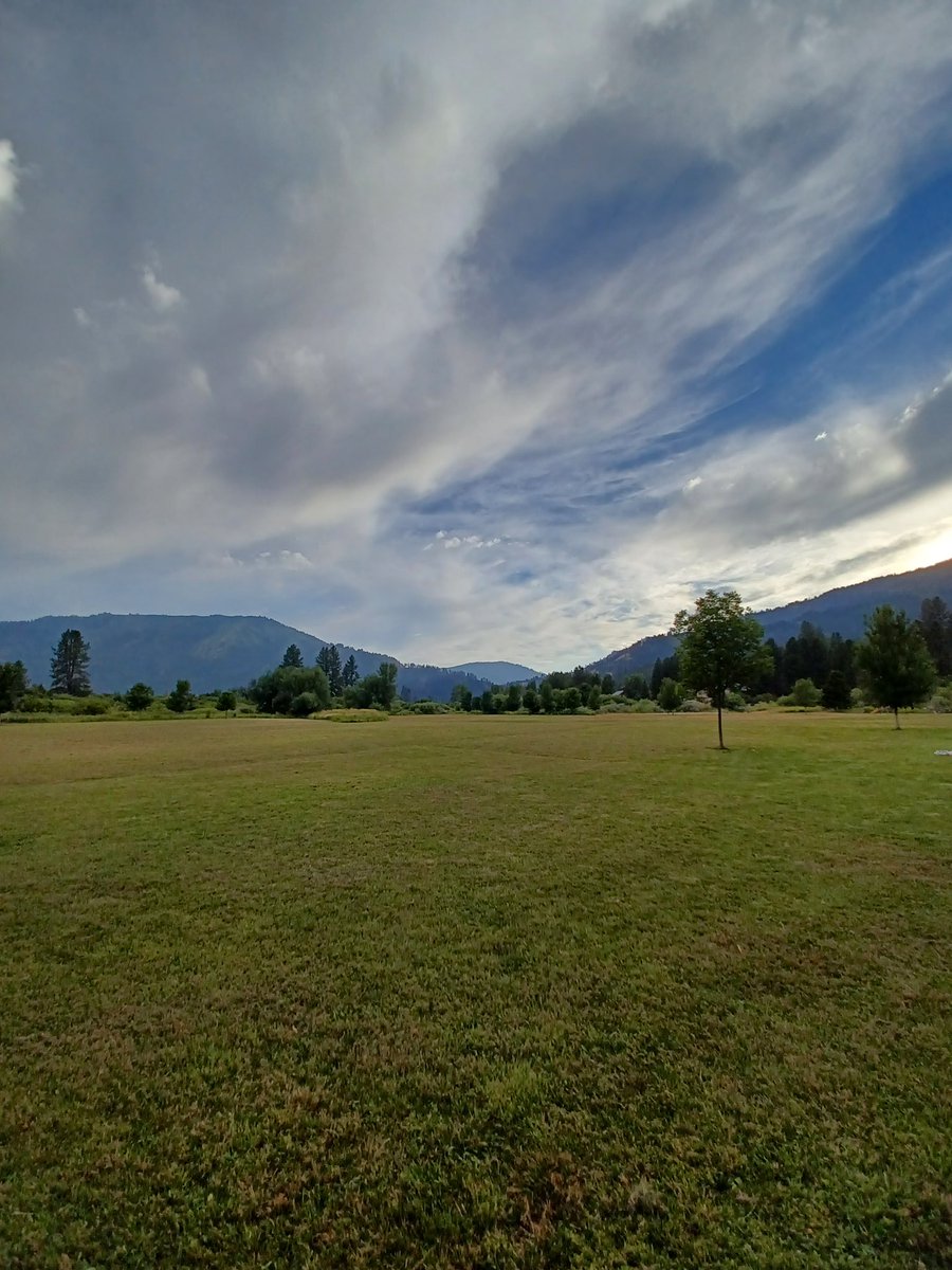 Dad_Cell_7's tweet photo. The mountains are so beautiful. This vacation has been very good for me. https://t.co/tErxGjP53H