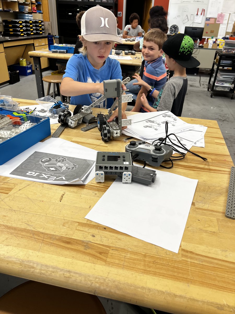 nkhsrobotics's tweet photo. Our robots are almost up and running! What a great start to Robo-Ruckus week! https://t.co/UcXuIUdoDI