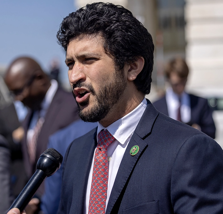 BREAKING: Democratic Congressman Greg Casar takes a heroic stand in Texas by holding an all-day "thirst strike" on the steps of the Capitol to call for a federal heat rule to protect workers amidst record-breaking heat waves.

Casar has bravely vowed not to drink, eat, or take a