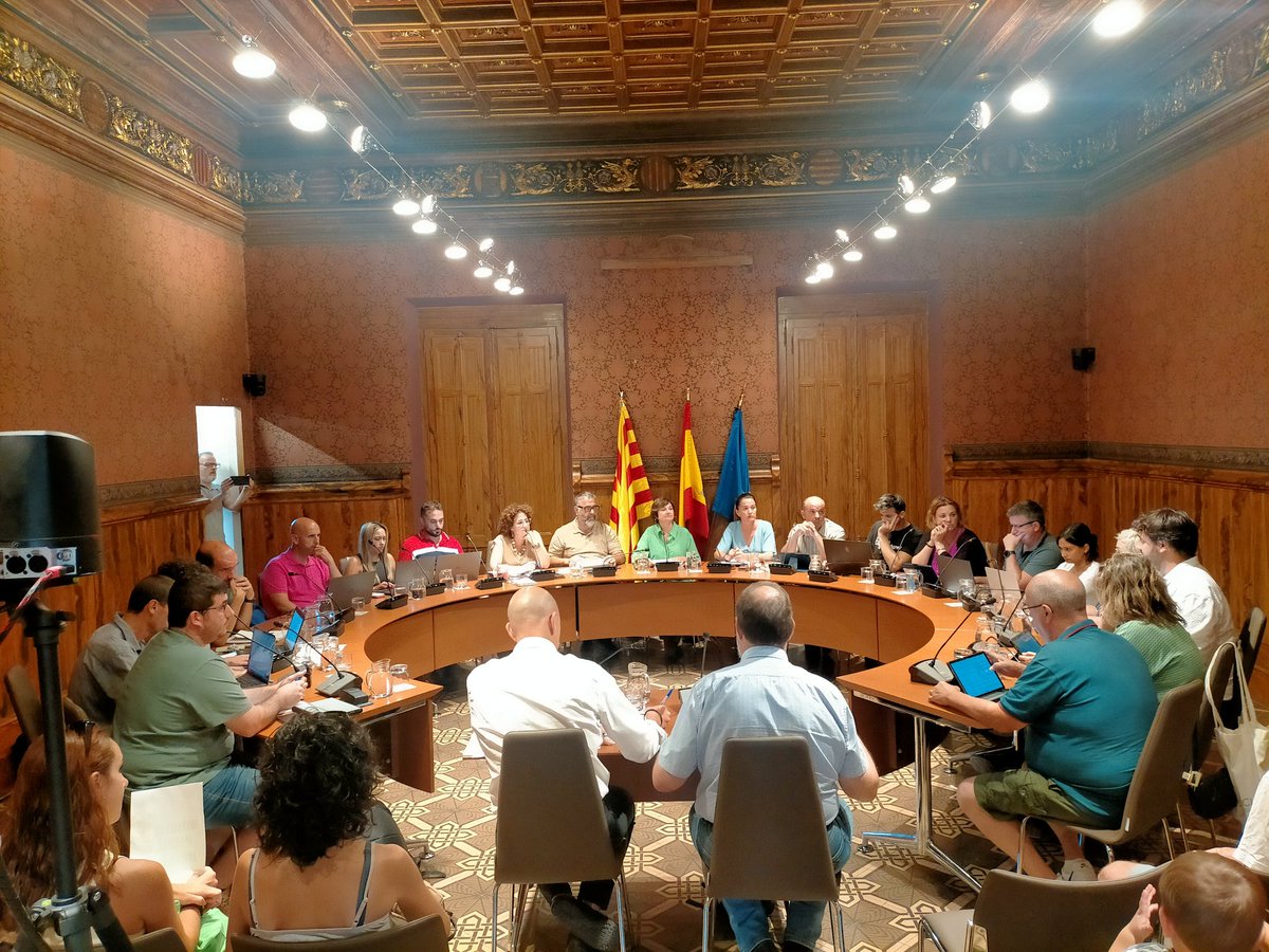 UM9CUPConstruim's tweet image. Avui al Ple presenten una moció a través dels grups de l&apos;oposició després de reunions infructuoses amb l&apos;alcaldessa que no ha volgut avançar el punt de l&apos;ordre del dia per a que les treballadores no hagin d&apos;estar tot el ple (les mocions van al final) #plespribes