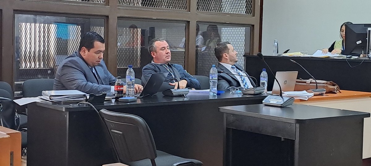 hugomorales84's tweet photo. En el caso #CooptacionDelEstado en el evento penal la #Coperacha se inició a discutir si el ex ministro #AlejandroSinibaldi podria enfrentar un juicio por usar fondos públicos para entregarle regalos a #OttoPerezMolina y #RoxanaBaldetti @OJGuatemala @MPguatemala @CIVguate https://t.co/q120Wf9gRm