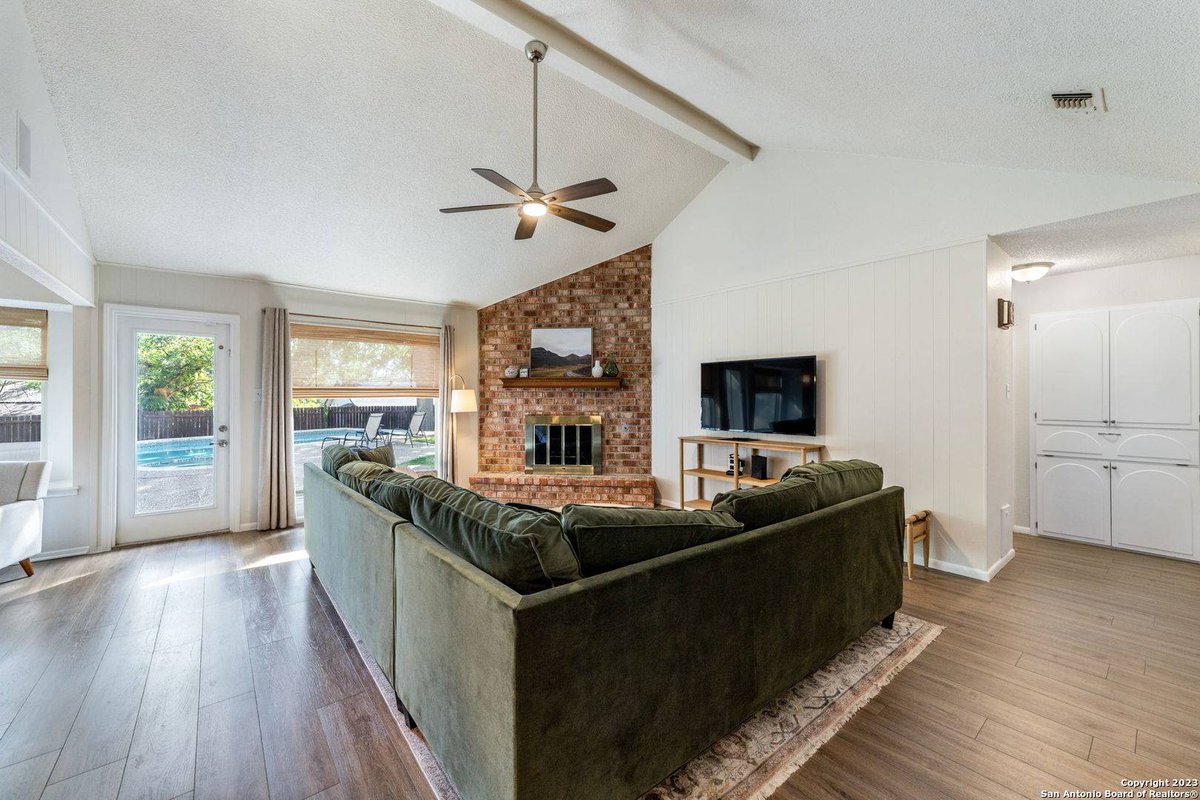 klause_krista's tweet photo. 💥Just Listed 💥
🔥4 Bedrooms
🔥2 Bath
🔥Pool

Welcome to this charming single-level home, offering 4 bedrooms and 2 bathrooms, making it a perfect sanctuary for you and your family.

https://t.co/6U5OEopKbL 

Marketed by Krista Klause
Listed  Holly Young https://t.co/HOsDlfEDBJ