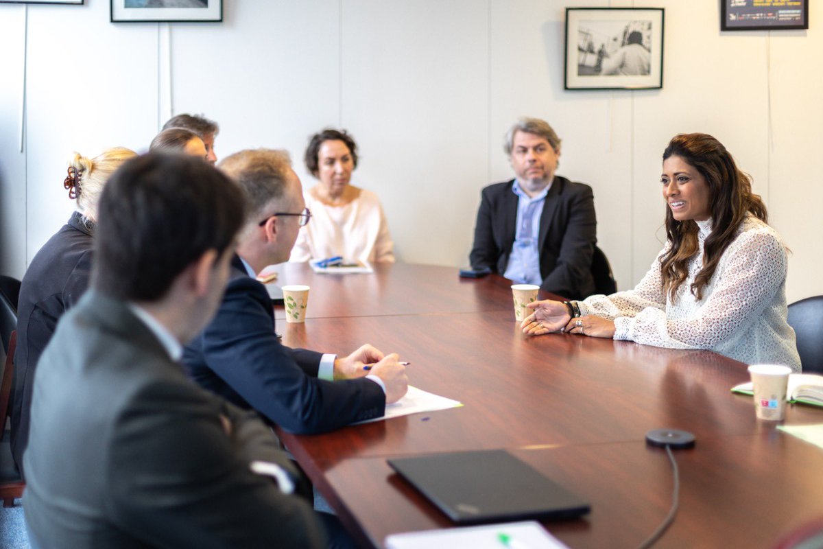 priscathevenot's tweet photo. Aujourd’hui je suis allée à la rencontre des équipes de la #DJEPVA, du @snujemengage, de celles du @ServiceCivique et de l’@Injep !
Leur travail est essentiel pour que nos jeunes puissent s’engager et participer à la vie associative de notre pays.
Merci à tous, continuons ! 🤝 https://t.co/XAzPAIU14G
