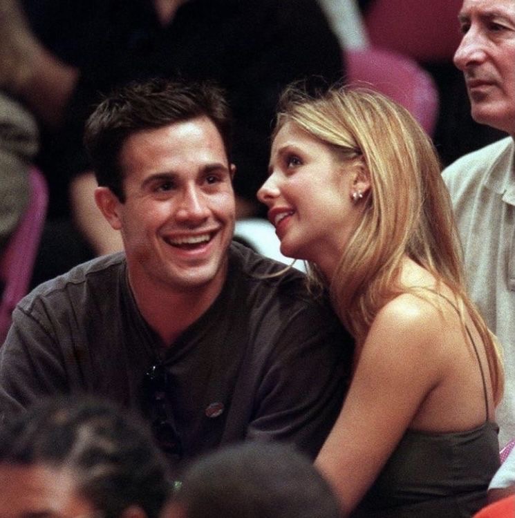 notgwendalupe's tweet photo. Freddie Prinze Jr and Sarah Michelle Gellar, 2001 https://t.co/CFn03t2TFn