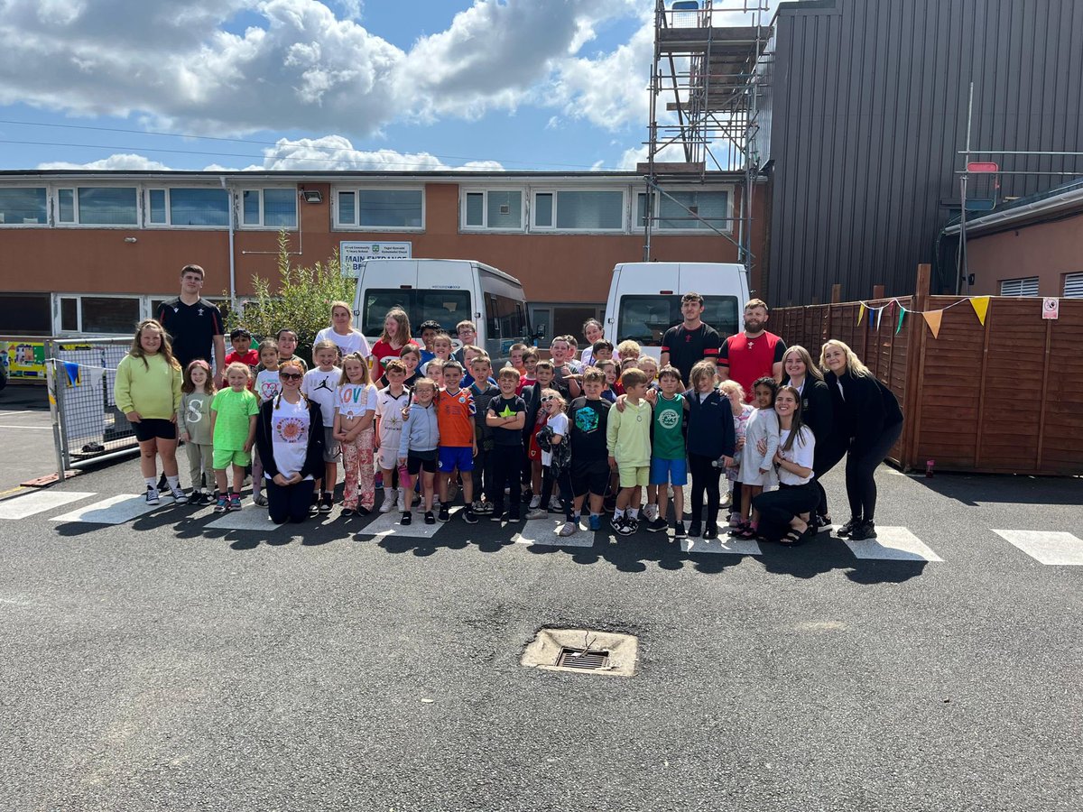 Day of fun in the ☀️ at @ClwydPrimary today! 

Amazing day at the #foodandfun event. Thank you so much for having me down-  the children were all brilliant 🔥 

Big thanks to @NPTCGroup rugby leaders Evan Hill and Llewellyn Hawkes for helping out 💪🏼