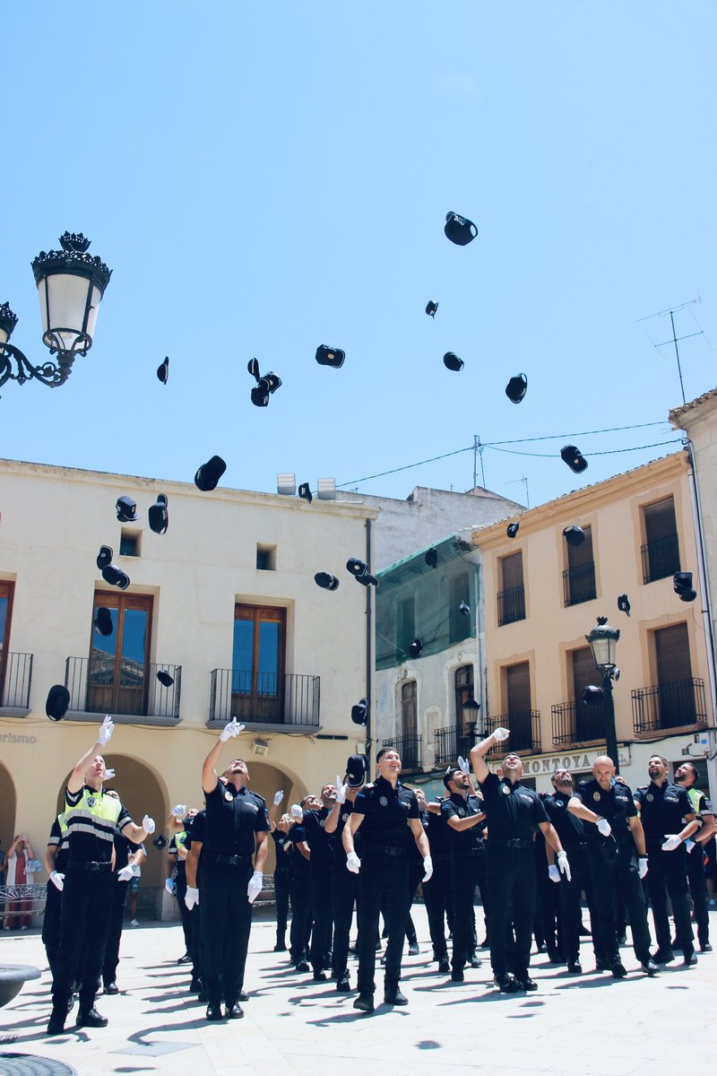 remedios_lajara's tweet photo. 44ª Promoción de Agentes del Cuerpo de Policías Locales de la Región de Murcia. 

Una promoción que, durante nueve meses, ha sido acogida por la Comisaría de Policía Local de nuestra ciudad. Enhorabuena a todos. https://t.co/lV82NsNTtj