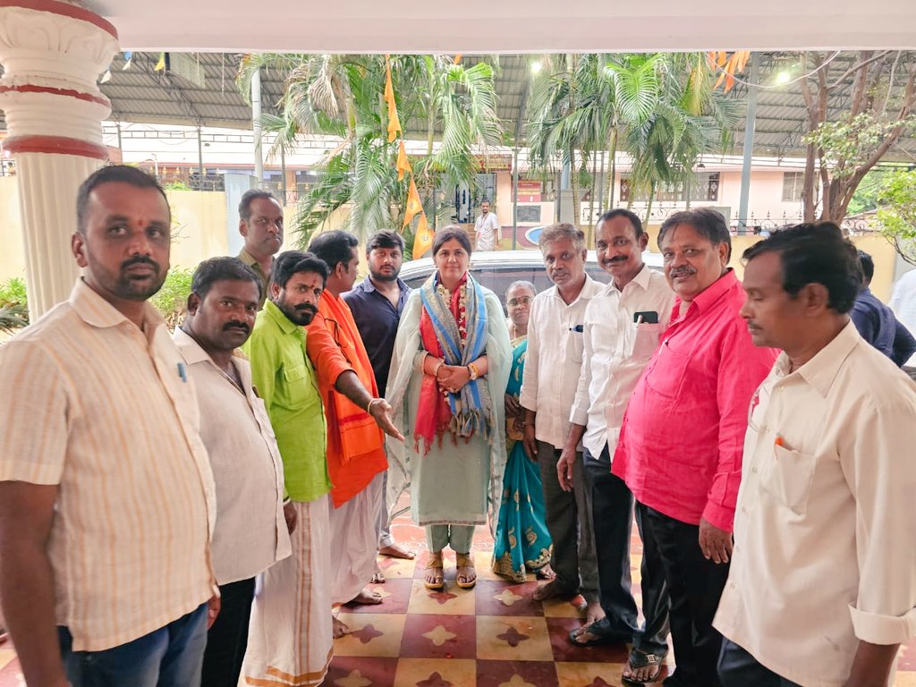 Pankajamunde's tweet photo. तिरुपती येथे आगमन...
श्रीकालहस्ती येथे दर्शन... वाढदिवसात भेदभाव नाही अगदी कोणालाच भेटले नाही..माझा मुलगा आर्यमन आणि मी !! तुमच्यासाठी नक्कीच प्रार्थना करेन... तुमचे आशीर्वाद आणि शुभेच्छा मिळतच आहेत... नम्र आभार...
#Tirupati https://t.co/h9m0lddjyp