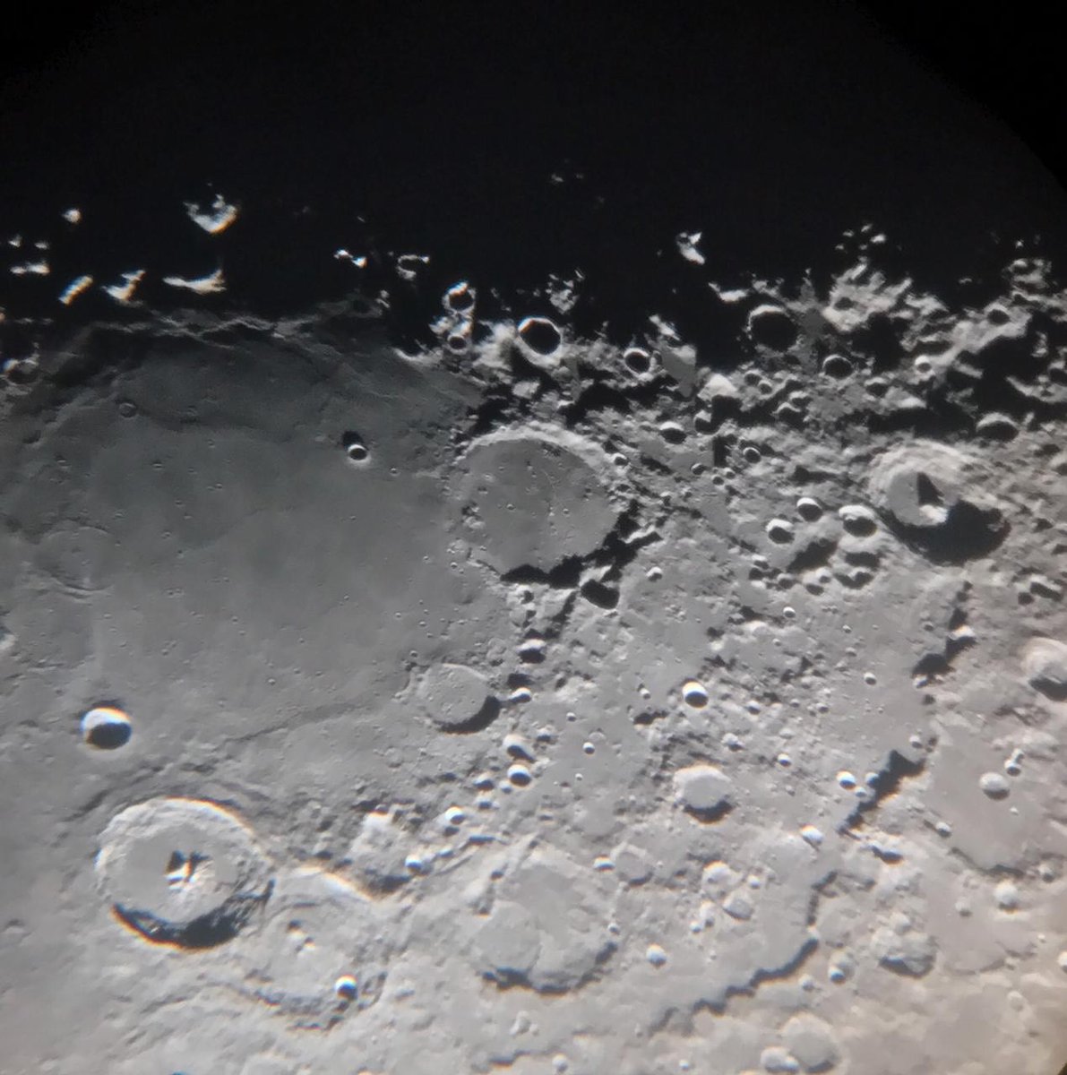 UnvrsoRecondito's tweet photo. ¿Sabías que puedes ver una galaxia a 2 millones de años luz de distancia con tus propios ojos? ¿Cráteres en la Luna con binoculares? Innumerables maravillas te esperan en cualquier noche despejada. https://t.co/nkDjKZk2wN