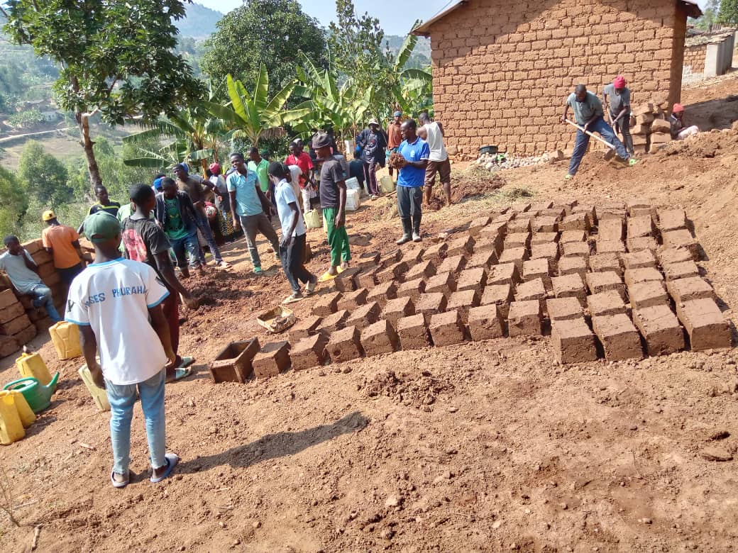 NyanzaRyvcp's tweet photo. #RYVCP @Nyanza D #Cyabakamyi sector  rwakoze umuganda wo kubumba amatafari 423 y' umuturage witwa MUKAMANA Rachel,wo mu mudugudu wa Nyabinyenga,akagali ka Nyabinyenga,kubaka inzu.@RwandaSouth @Rwandapolice @AlineMurekatet5 @KubanaRichard @RwandaYouthVol1 
#Nta kudohoka https://t.co/Dfchx2cJV2