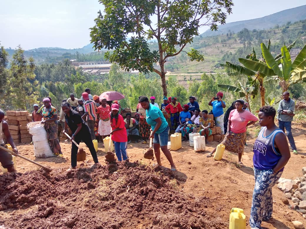 NyanzaRyvcp's tweet photo. #RYVCP @Nyanza D #Cyabakamyi sector  rwakoze umuganda wo kubumba amatafari 423 y' umuturage witwa MUKAMANA Rachel,wo mu mudugudu wa Nyabinyenga,akagali ka Nyabinyenga,kubaka inzu.@RwandaSouth @Rwandapolice @AlineMurekatet5 @KubanaRichard @RwandaYouthVol1 
#Nta kudohoka https://t.co/Dfchx2cJV2