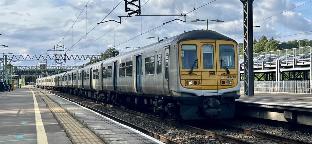 PlatformEdge1's tweet image. First and only 8 car 319 😔

319217 + 319219 takes me back to Tring whilst it waits to depart back to London Euston #Class319