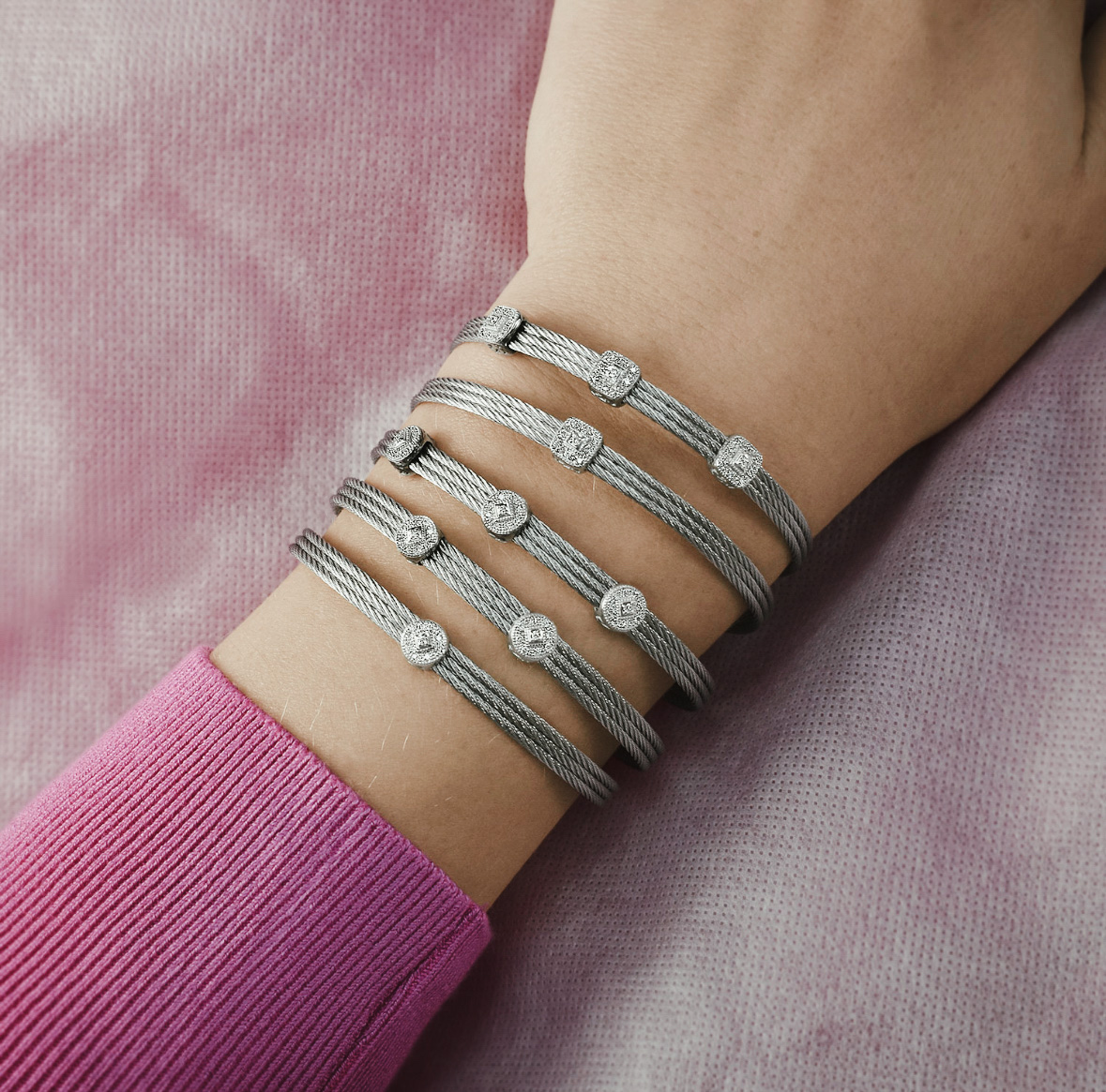 RollandJewelers's tweet image. Sleek and stylish ALOR bracelets are perfect for stacking to elevate any look at @RollandJewelers 💠🚣‍♂️
.
ALOR 18K/Stainless Steel Diamond Cable Bracelets in assorted rows, stations, and colors
.
#ALOR #diamondbracelets #stackablebracelets #cablejewelry #rollandsjewelers