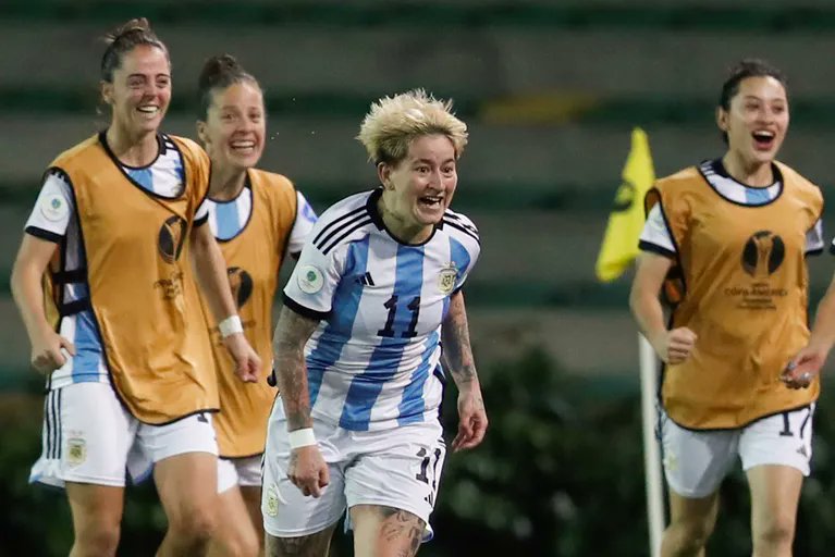 ArgFemenina's tweet photo. ¿Se acuerdan cuando perdíamos 0-1 con Paraguay, lo dimos vuelta sobre la hora y en el último minuto Rodríguez corrió media cancha y la mandó a guardar para que sellemos la clasificación al mundial? ¿O sólo aparecen para tirar mierda?

Hay que alentar a la selección, bobitos. https://t.co/P1040HWn1f