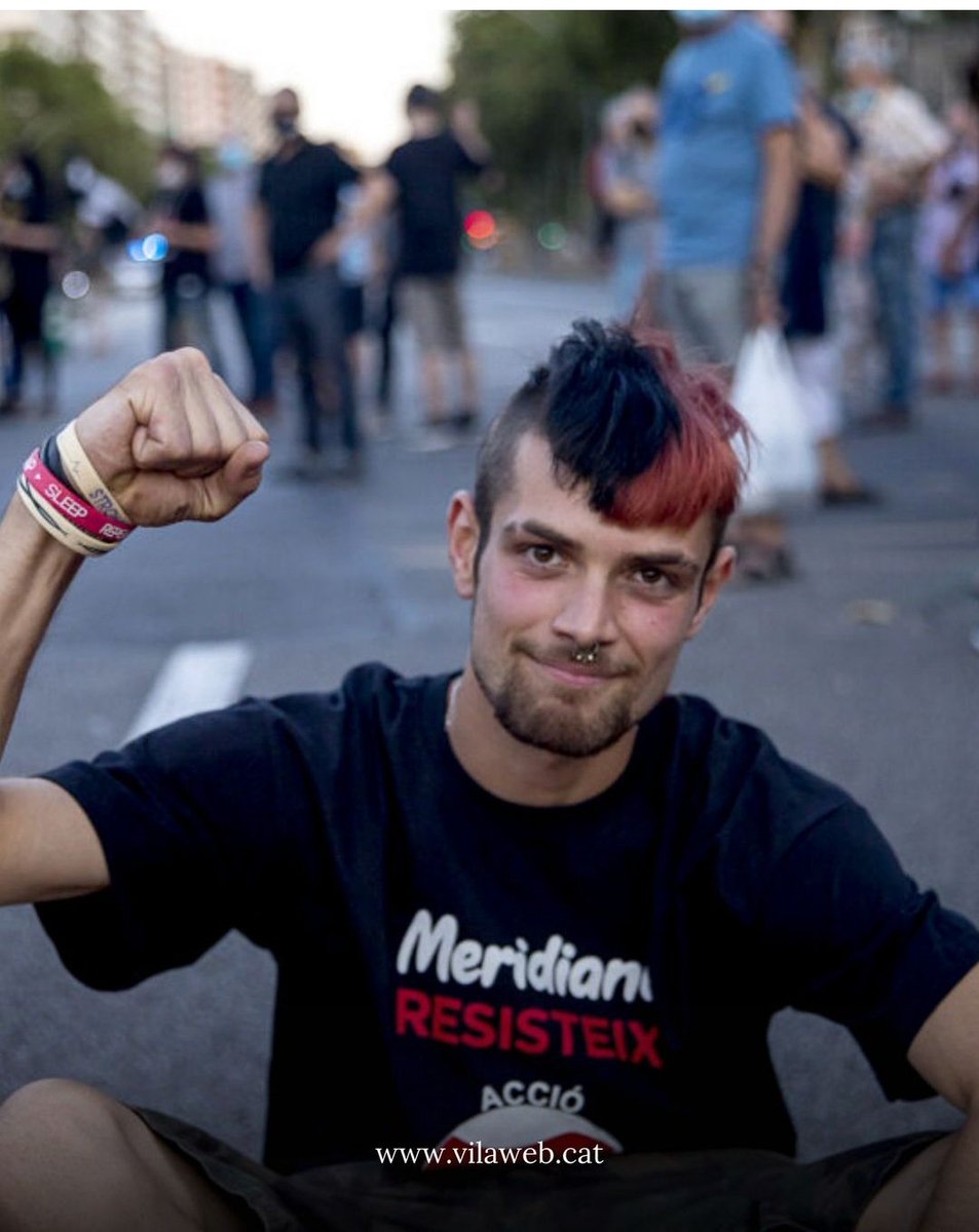 El nen entra a presó de nou i ell ho sabia ...ha viscut amb l'angoixa durant tot aquest temps. Ell tant sols es va manifestar a favor del nostre dret a decidir ... És una injustícia més de l'estat opressor que li ha robat la seva juventut i les seves esperances.