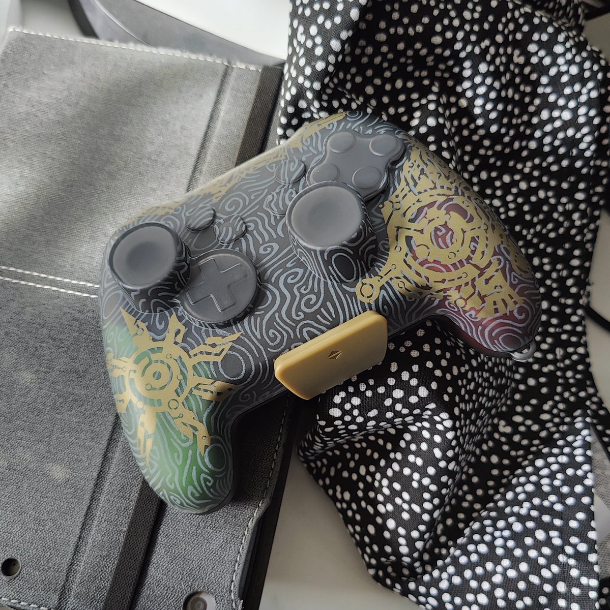 KidLJ_'s tweet photo. I hate it when travelling using joycons but your pro controller is moving in your bag pressing buttons causing wrong inputs. Not anymore, thanks @tomtoc_official for the limited edition controller case #tomtoc2023 https://t.co/9Jg8yaiO5y