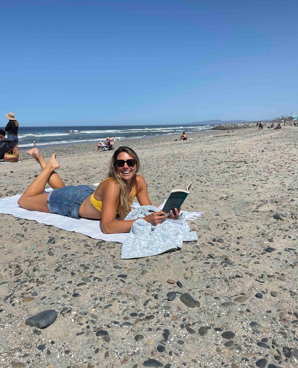 Can you think of anything more summer-y than a pic by the lifeguard tower? 🌊  If you can, let us know in the comments!⁠
⁠
Pictured here is our organic cotton Sunset towel in Blue!⁠
⁠
📷: @atown1022⁠

delilahhome.com/products/100-o… #beachgirl #beachvibes #summervibes