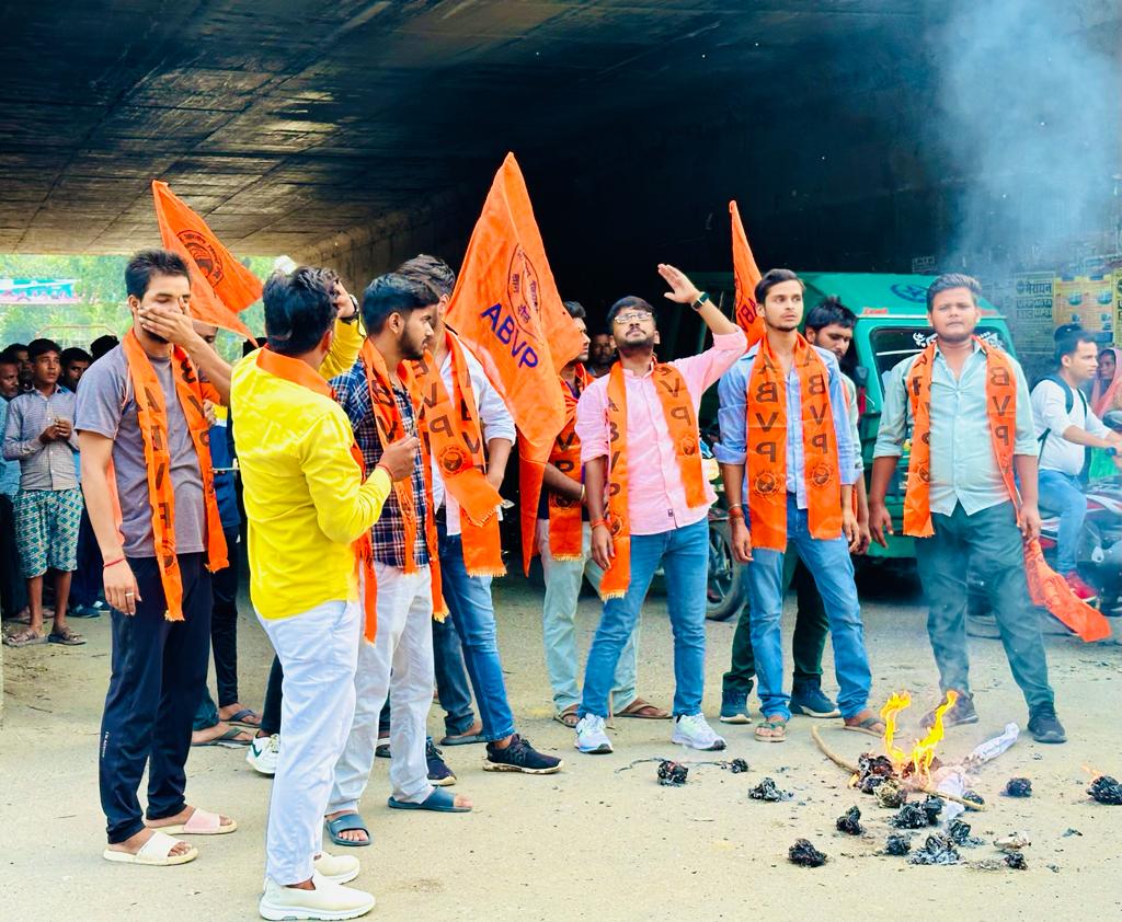 ABVPBKTAWADH's tweet photo. आज अभाविप बख्शी का तालाब जिले के कार्यकर्ताओं द्वारा इटौंजा नगर चौराहे पर गोरखपुर विश्वविद्यालय में अभाविप के कार्यकर्ताओं पर लाठीचार्ज एवं झूठे मुकदमे लिखे जाने के विरोध में गोरखपुर विश्वविद्यालय के VC एवं पुलिस प्रशासन का पुतला फूंका गया।
#IStandWithABVP
#shameondduguVC https://t.co/cHeLvUFj5S