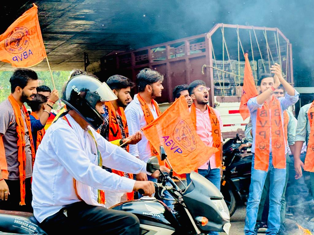 ABVPBKTAWADH's tweet photo. आज अभाविप बख्शी का तालाब जिले के कार्यकर्ताओं द्वारा इटौंजा नगर चौराहे पर गोरखपुर विश्वविद्यालय में अभाविप के कार्यकर्ताओं पर लाठीचार्ज एवं झूठे मुकदमे लिखे जाने के विरोध में गोरखपुर विश्वविद्यालय के VC एवं पुलिस प्रशासन का पुतला फूंका गया।
#IStandWithABVP
#shameondduguVC https://t.co/cHeLvUFj5S