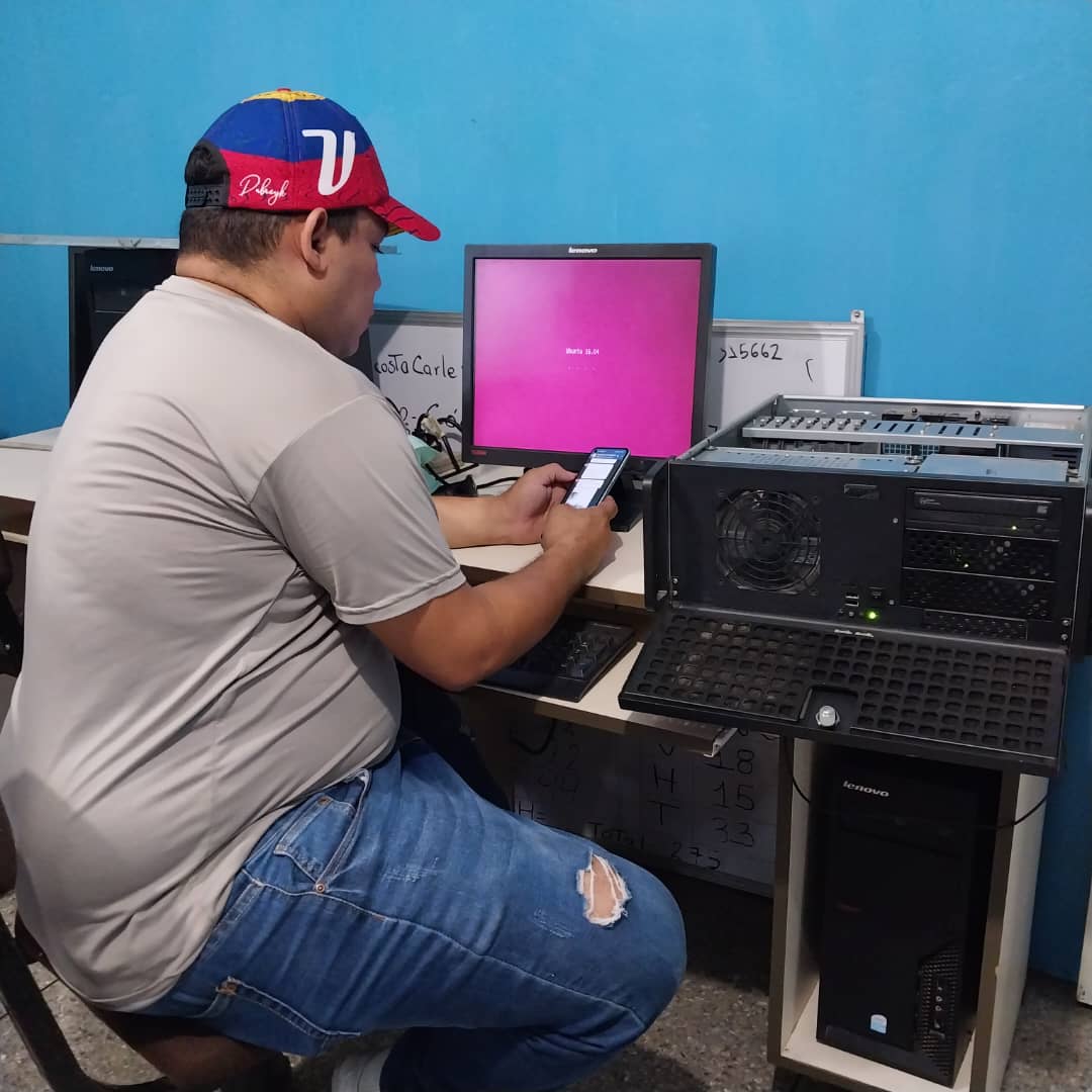 fundabitguaric2's tweet photo. Hoy #25Jul 📷Equipo @Fundabit_  #Guárico presta servicio técnico 📀🪛al #CBIT de la UENB TCNEL Felipe Antonio Acosta Carles en compañia del Directivo y Tutora Cbit Maria Rojas para atención de requerimientos
#LuchaAntiimperialista   
@NicolasMaduro https://t.co/TFQN6OlkHU