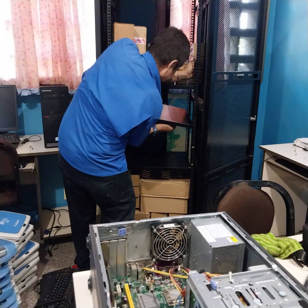 fundabitguaric2's tweet photo. Hoy #25Jul 📷Equipo @Fundabit_  #Guárico presta servicio técnico 📀🪛al #CBIT de la UENB TCNEL Felipe Antonio Acosta Carles en compañia del Directivo y Tutora Cbit Maria Rojas para atención de requerimientos
#LuchaAntiimperialista   
@NicolasMaduro https://t.co/TFQN6OlkHU