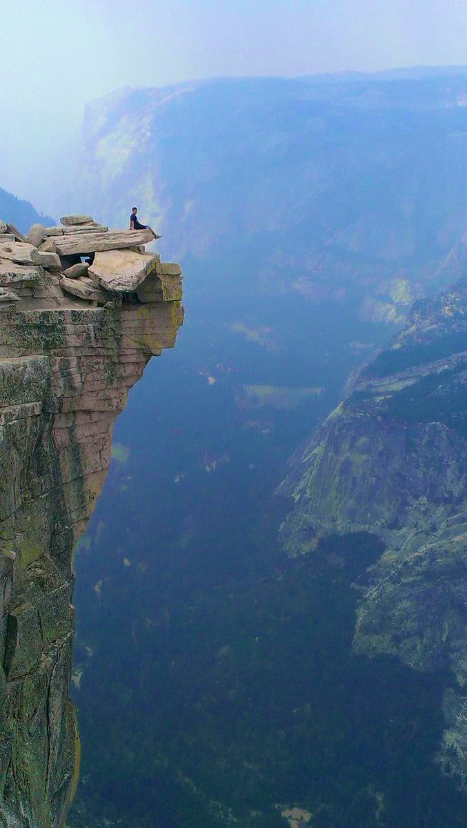 حنانيكَ بالقلبِ الذي يحطبُ الضنى
فلا تمضِ في الدنيا بروحِ المحاربِ!

خذ الأمر عفوا، وادفع الكرب بالندى..
وأحسن ظنونا، واقتصد في الرغائبِ!

فما طوّل الأعمارَ كالبرِّ والرضا
وما حنّك الآراءَ مثلُ التجاربِ!

#بوح