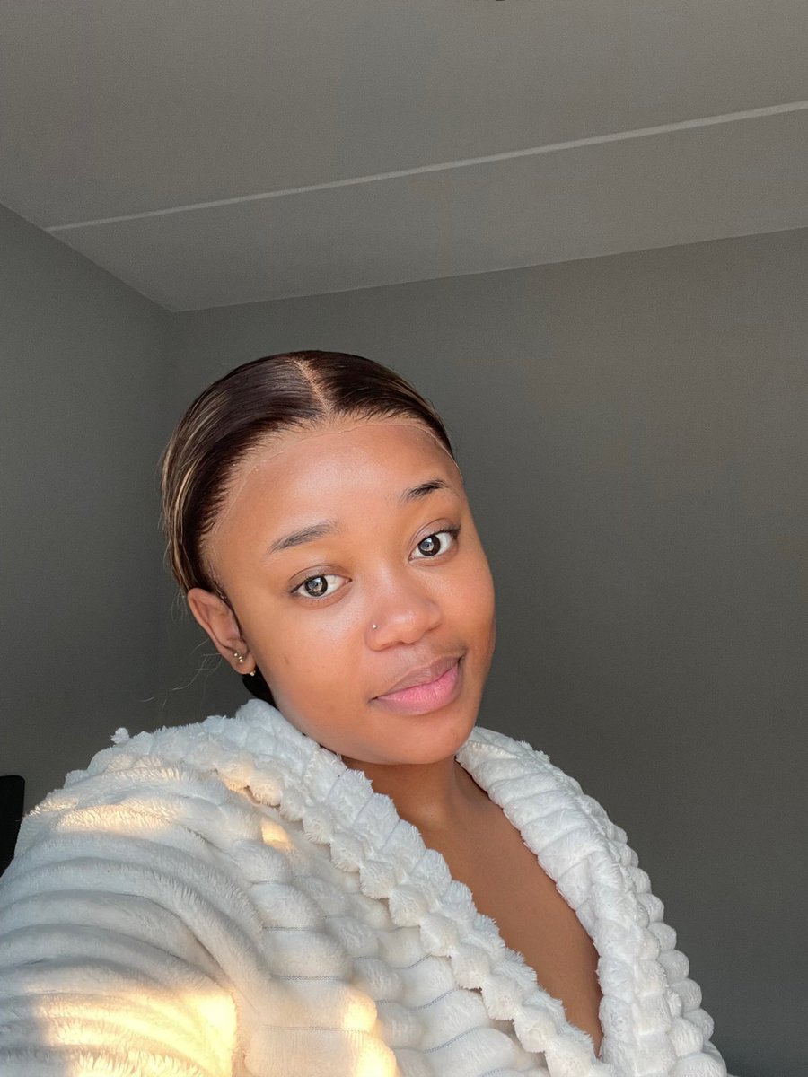 AdvoBarryRoux's tweet photo. This is Leeona Mvandaba, a youtuber &amp; an underground model. Leeona is wanted by the Police for theft. She stole R18,000 from her America Boyfriend friend who wanted to come to South Africa for a holiday. Leeona was given R18k to book an airbnb plus an extra R5k for her. https://t.co/3izbiQe9Ze