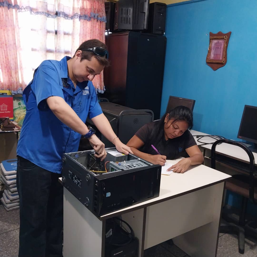 fundabitguaric2's tweet photo. Hoy #25Jul 📷Equipo @Fundabit_  #Guárico presta servicio técnico 📀🪛al #CBIT de la UENB TCNEL Felipe Antonio Acosta Carles en compañia del Directivo y Tutora Cbit Maria Rojas para atención de requerimientos
#LuchaAntiimperialista   
@NicolasMaduro https://t.co/TFQN6OlkHU