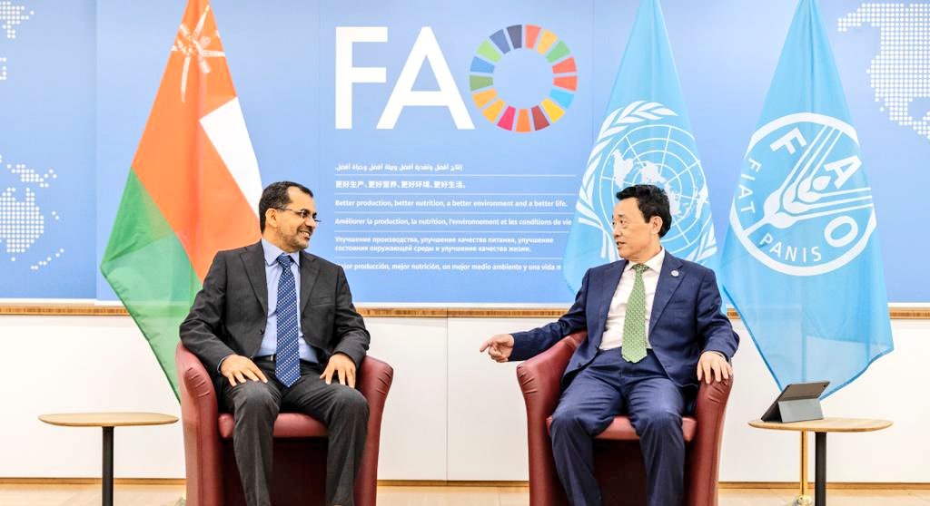 MAFWR_OM's tweet image. التقى معالي الدكتور سعود بن حمود الحبسي وزير الثروة الزراعية والسمكية وموارد المياه بمعالي الدكتور شو دنيو المدير العام لمنظمة الأغذية والزراعة للأمم المتحدة (الفاو) وذلك على هامش المشاركة في أعمال مؤتمر قمة النظم الغذائية للأمم المتحدة +2.
#UNFSS2023