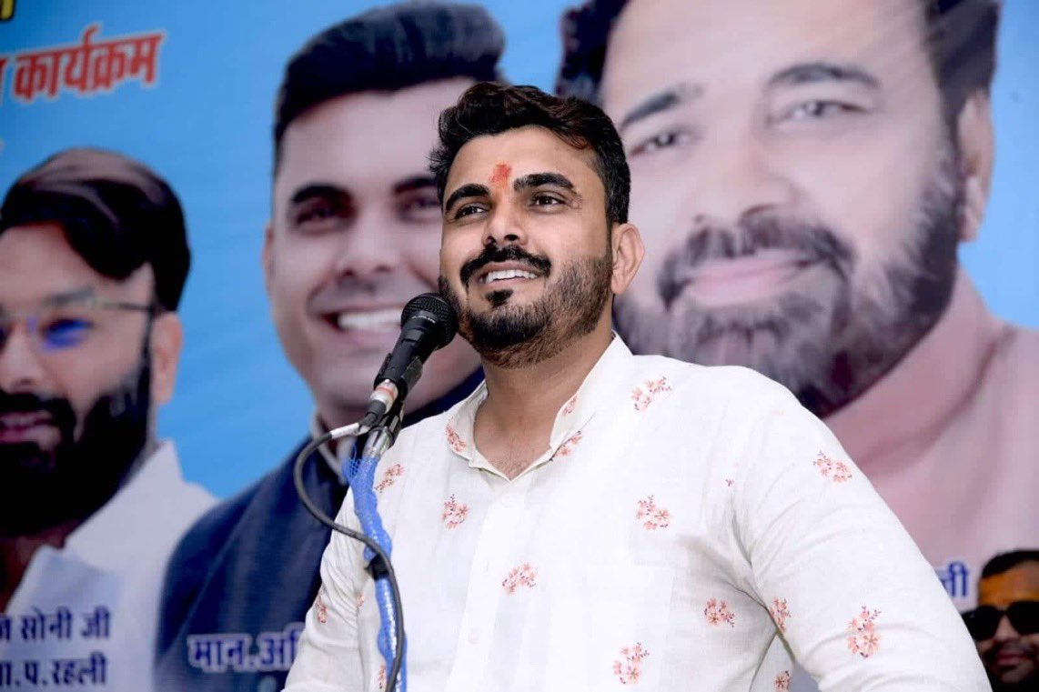 BHARGAVABHISHEK's tweet photo. नगरपालिका परिषद रहली द्वारा आयोजित हितग्राही लाभ वितरण कार्यक्रम में अतिथि के रूप में शामिल हुआ ।
कार्यक्रम में 176 हितग्राहियों को द्वतीय एवं तृतीय किश्त का वितरण किया गया,
राशन पात्रता पर्चियों के वितरण के साथ प्रधानमंत्री स्वनिधि योजना अंतर्गत 50 हजार रुपए ऋण स्वीकृति पत्र वितरित किए गए।
साथ ही लाडली बहिना योजना द्वतीय चरण की सुरुबात की गई,जिसमे जो भी हमारे नगर की 21वर्ष उम्र की बहिनें इस योजना से वंचित रह गई थी उनको भी अब इस योजना का लाभ दिया जाएगा।
कार्यक्रम में नगर पालिका अध्यक्ष मंडल अध्यक्ष एवं  नगरपालिका परिषद के साथी पार्षद गण,भारतीय जनता पार्टी के कार्यकर्ता एवं पदाधिकारी गण,बड़ी संख्या में माताएं बहिनें,नगर के गणमान्य जन,एवं पत्रकार साथी उपस्थित रहे।

@PMOIndia @narendramodi  @JPNadda
@shivprakashbjp
@PMuralidharRao
@ajayjamwalbjp
@BJP4India
@BJP4MP
@ChouhanShivraj
@HitanandSharma