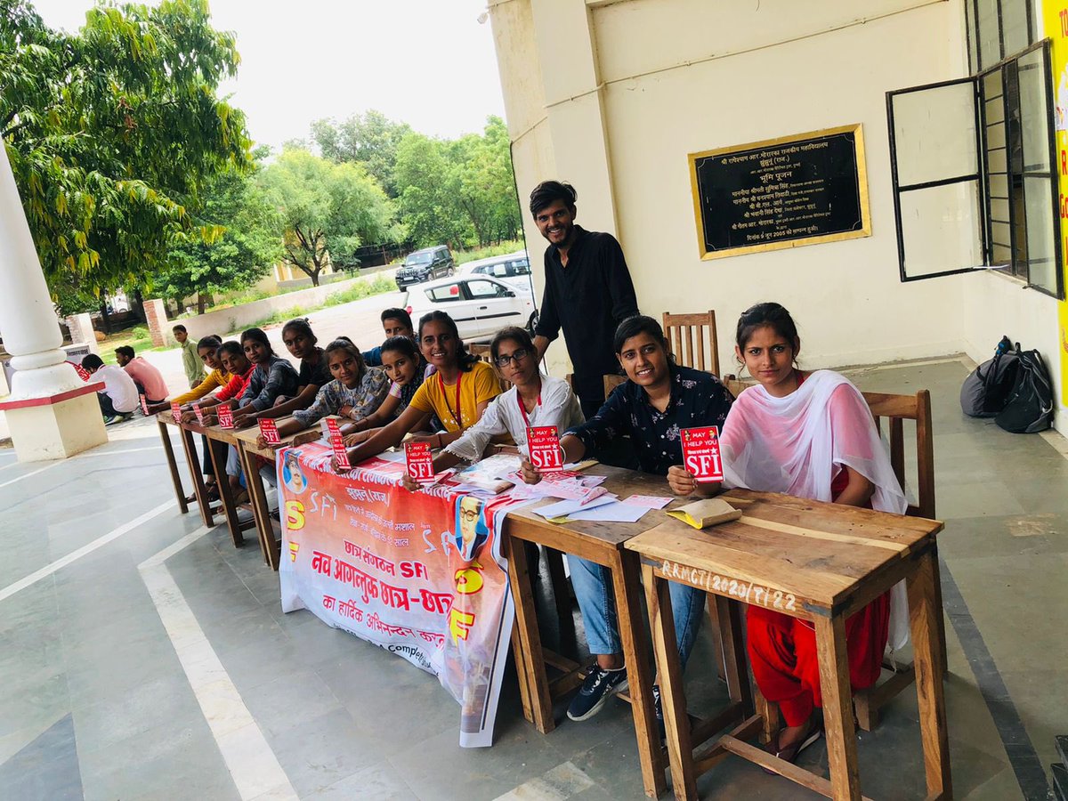 jhunjhunu_sfi's tweet image. #Help_desk का दुसरा दिन:::
#SFI
#sfi_झुंझुनूं
#JoinSFI
#be_a_complete_student