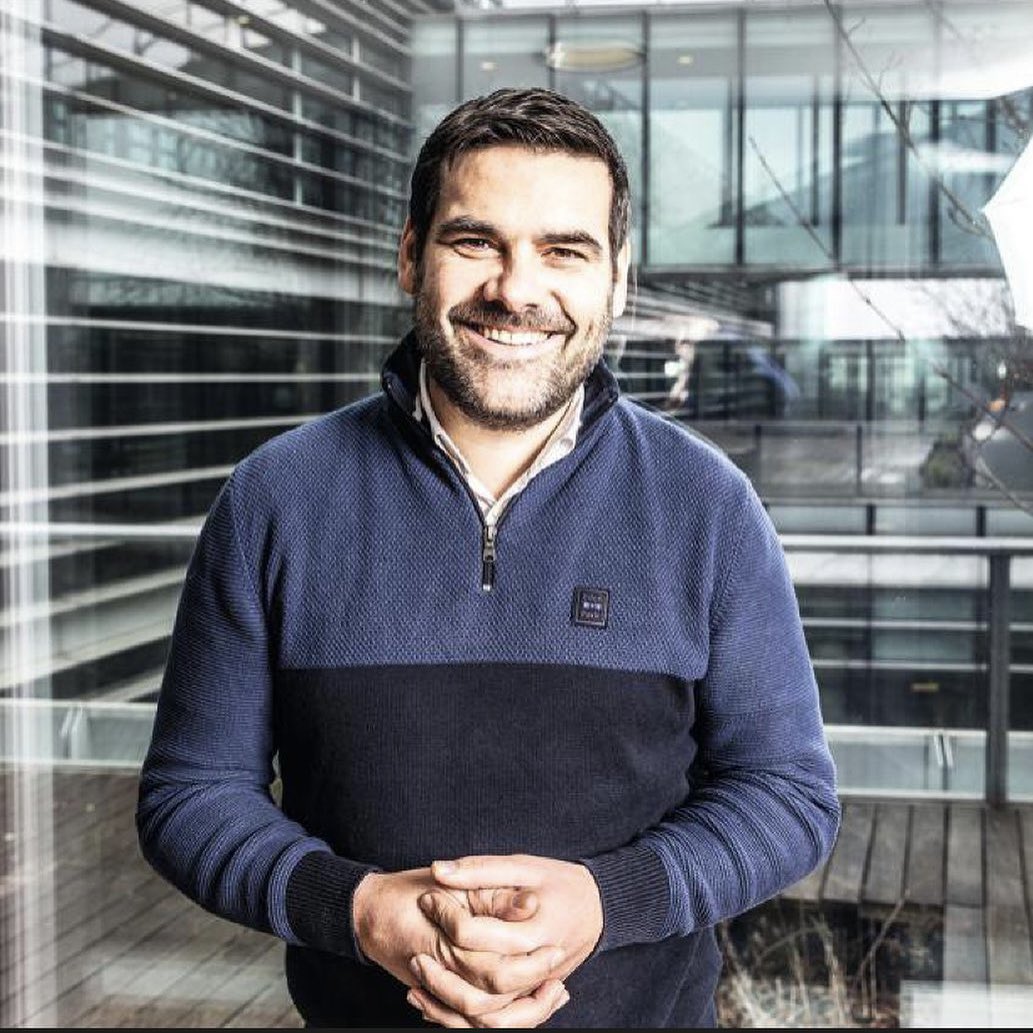 🏉 En rééducation après avoir été amputé de la jambe droite, le journaliste de France Télévisions Matthieu Lartot a annoncé ce lundi qu'il couvrirait sur le terrain la Coupe du monde de rugby en septembre ! ❤️ (Le Parisien)

📸 Etienne Garnier