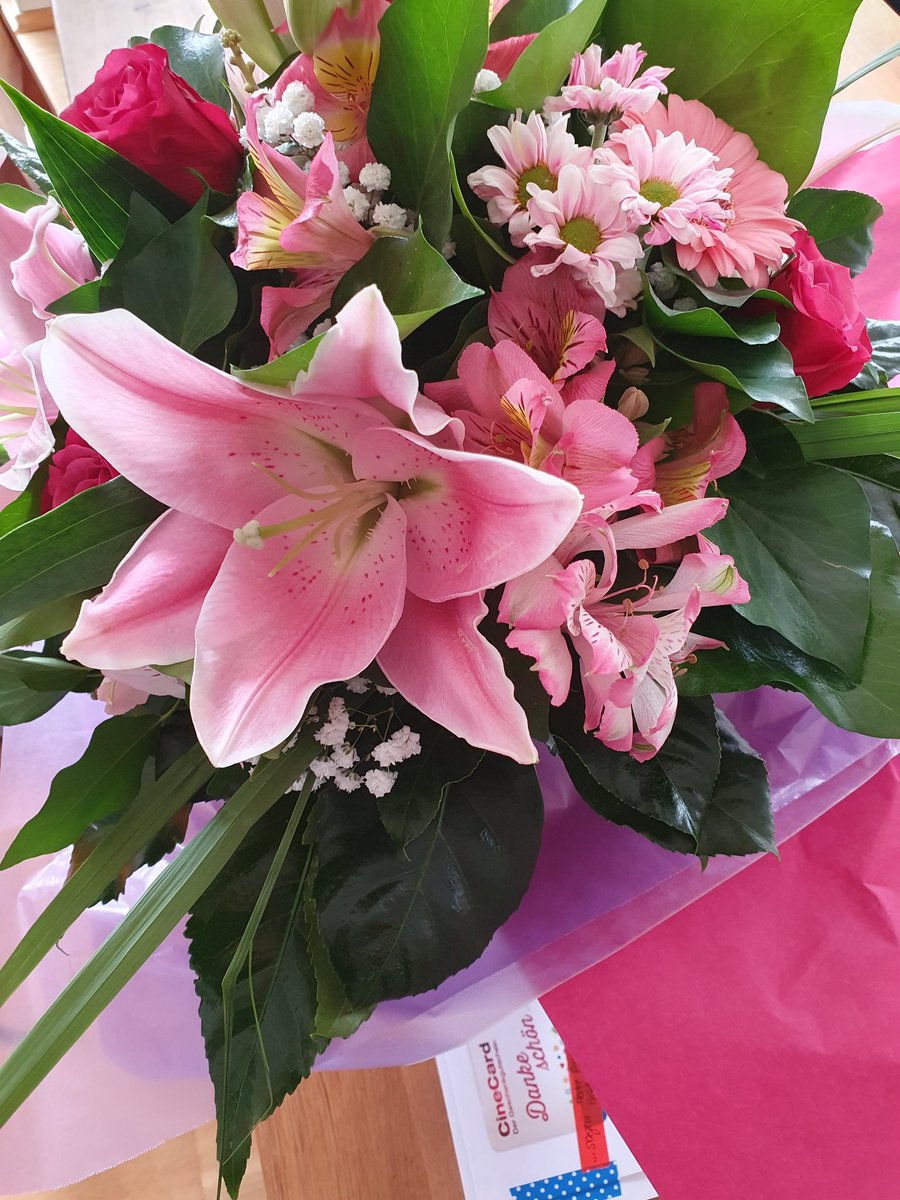 bischmi's tweet image. Wieder ein Abschied im Gemeindebüro. Eine Gemeindesekretärin, die sich selbst vertritt, hat man ja auch nicht oft.  Die Karte drückt den Wunsch aus, sie möge in der Gemeinde auch weiterhin verankert bleiben. Und ein paar Menschen haben noch für einen Kinogutschein zusammengelegt.