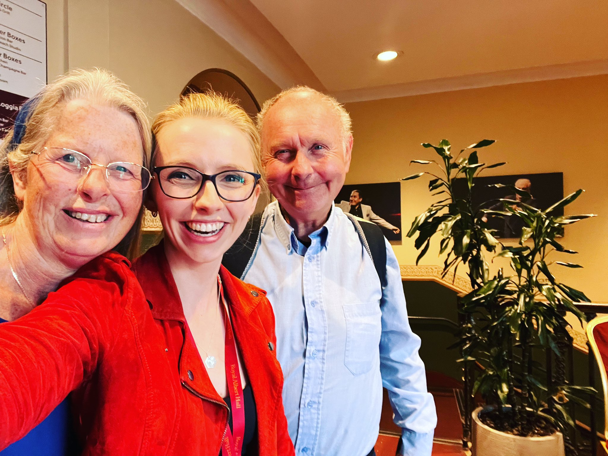 Anna Lapwood on X: "4 hours to go @bbcproms!!! Quick catch up with my  amazing parents - I couldn't be doing this today without their tireless  support and encouragement. My dad says