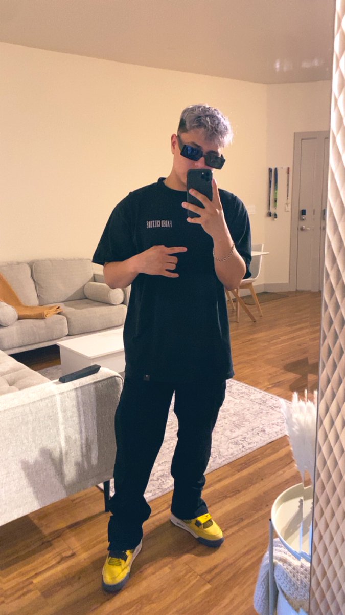_Blurrzz's tweet photo. 🤘🏽 https://t.co/nKrerTBpb1